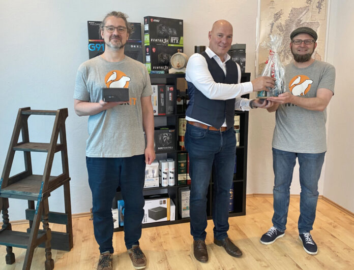 Bürgermeister Dirk Lukrafka hat die Neugründer Christian Wutte (l.) und Bastian Nonnenberg (r.) begrüßt. Foto: Stadt Velbert