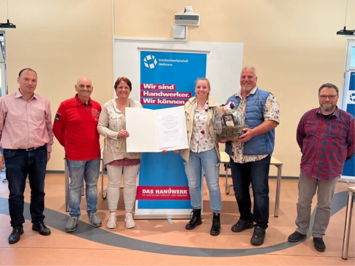 Torben Viehl, Geschäftsführer der Kreishandwerkerschaft, mit Obermeister Georg Barnert, Claudia Martin, Sarah Martin, Jörn Martin und dem stellvertretenden Obermeister Renee Fügener. Foto: KH Mettmann