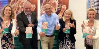 Unterstützen gesundheitsfördernde Projekte: Stephanie Bickmeier (AOK-Präventionsfachkraft für den Kreis Mettmann), Klaus Peter Vogel (Schuldirektor a.D., Gemeinschaftshauptschule Bernburger Straße), Torsten Blach (Stiftung Lichtblick Kinder & Jugendhilfe), Stefanie Betzer (AOK-Regionaldirektorin für Düsseldorf/Kreis Mettmann) und Verena Risch (AOK-Präventionsfachkraft für Düsseldorf). Foto: AOK