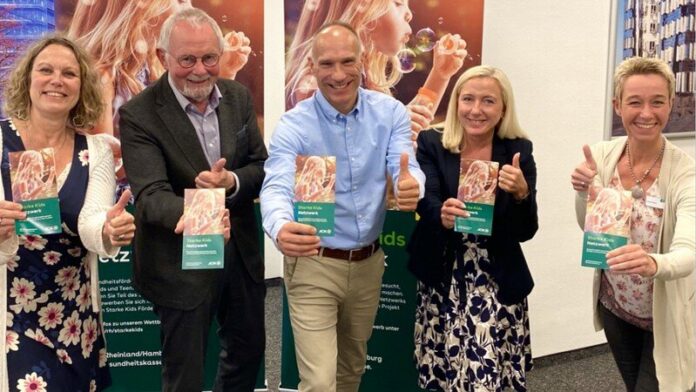 Unterstützen gesundheitsfördernde Projekte: Stephanie Bickmeier (AOK-Präventionsfachkraft für den Kreis Mettmann), Klaus Peter Vogel (Schuldirektor a.D., Gemeinschaftshauptschule Bernburger Straße), Torsten Blach (Stiftung Lichtblick Kinder & Jugendhilfe), Stefanie Betzer (AOK-Regionaldirektorin für Düsseldorf/Kreis Mettmann) und Verena Risch (AOK-Präventionsfachkraft für Düsseldorf). Foto: AOK