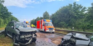 Zwei Autos prallte frontal gegeneinander. Foto: FW Ratingen