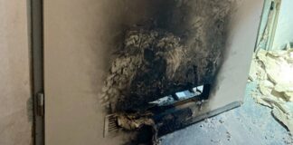 Brandschäden an einer Tür. Foto: Polizei