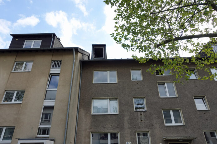 Bei einem Brandausbruch in einer Dachgeschosswohnung eines Mehrfamilienhauses wurde ein 34-Jähriger schwer verletzt. Foto: Polizei