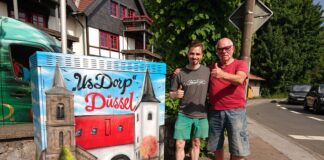 Der verschönerte Verteilerkasten mit Matthias Furch und Peter Delvos. Foto: BV Düssel