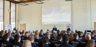 Bei einer Veranstaltung im Präsidium an der Friedrich-Engels-Allee sprach Polizeipräsident Markus Röhrl vor vielen Polizeibeamten. Foto: Polizei