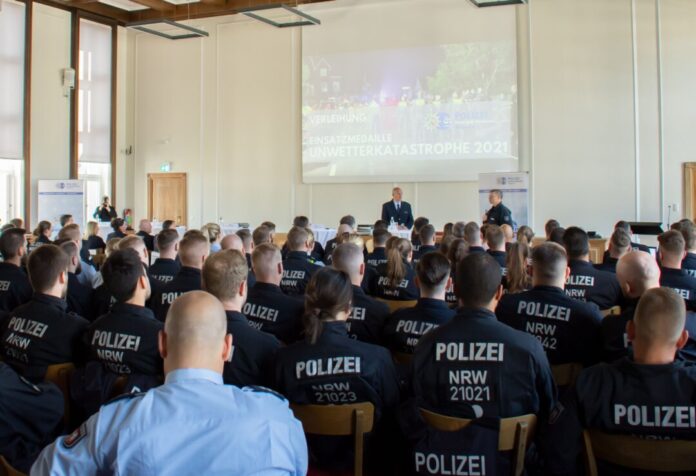 Bei einer Veranstaltung im Präsidium an der Friedrich-Engels-Allee sprach Polizeipräsident Markus Röhrl vor vielen Polizeibeamten. Foto: Polizei