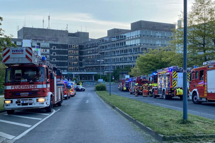 Mit einem Großaufgebot rückte die Velberter Feuerwehr am Klinikum an. Foto: Feuerwehr