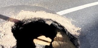 Am Samstag kam es an der Panner Straße zu einem Einsturz der Fahrbahndecke. Foto: Polizei