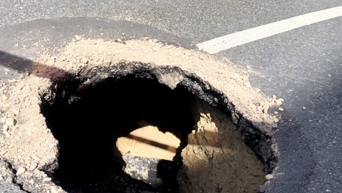 Am Samstag kam es an der Panner Straße zu einem Einsturz der Fahrbahndecke. Foto: Polizei