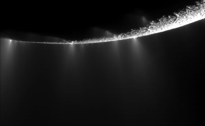 Enceladus Geysers. Bild: Sternwarte