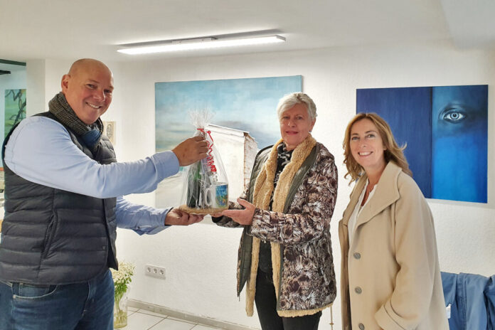 Eroeffnung Aterlier TZ_c Rulf Bürgermeister Dirk Lukrafka mit Tessa Ziemßen und Anne van Boxel bei der Eröffnung des neuen Ateliers. Foto: Stadt Velbert