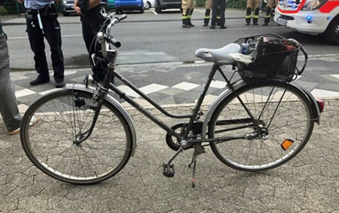 Nachdem eine circa 80-jährige Radfahrerin nach einem Sturz verstorben ist, sucht die Polizei Zeugen zur Klärung der Identität der bisher unbekannten Seniorin. Foto: Polizei