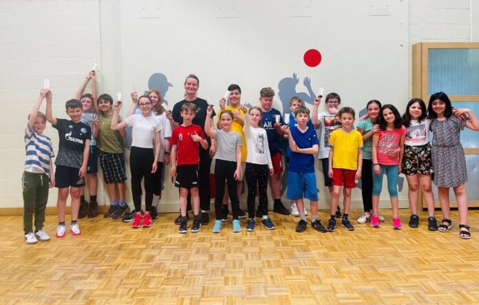 40 Kinder lernten mit der Deutschen Meisterin Silke Weustermann beim TSV Hochdahl den Umgang mit dem Federfußball. Foto: TSV Hochdahl Kinder- und Jugendzentrum