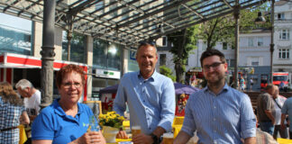 Vincent Endereß, Kämmerer Thorsten Schmitz und Dorothea Mittemeyer von der städtischen Wirtschaftsförderung genießen das gesellige Beisammensein auf dem Erkrather Feierabendmarkt. Foto: Stadt Erkrath