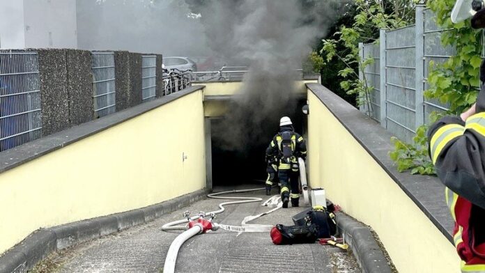 Feuer Unterfeldhaus Dichter Rauch dringt aus der Tiefgarage. Foto: Feuerwehr Erkrath