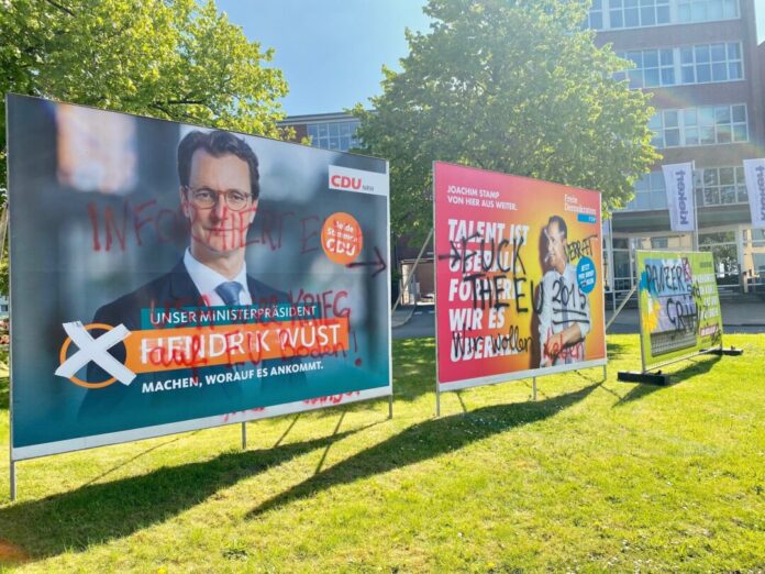 Plakate mehrerer Parteien sind beschmiert worden. Foto: CDU