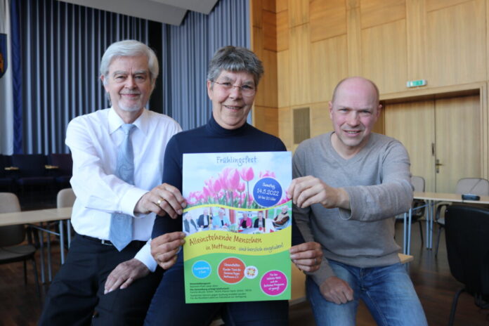 Konrad Brucki (l.), Ilona Bungert-Dellit und Oliver Pahl freuen sich auf das Frühlingsfest für alleinstehende Menschen in Mettmann. Foto: Kreisstadt Mettmann