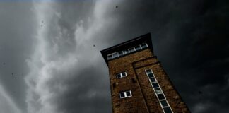 Der Turm am Velberter Rathaus vor Unwetterwolken. Foto: Volkmann