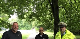 Am Freitagabend führten Mitarbeiter des Ordnungsamtes der Stadt Mettmann mit den Polizeihauptkommissaren Elmar Grae und Silke Stephan als Bezirksdienstbeamte eine gemeinsame Streife durch. Foto: Polizei