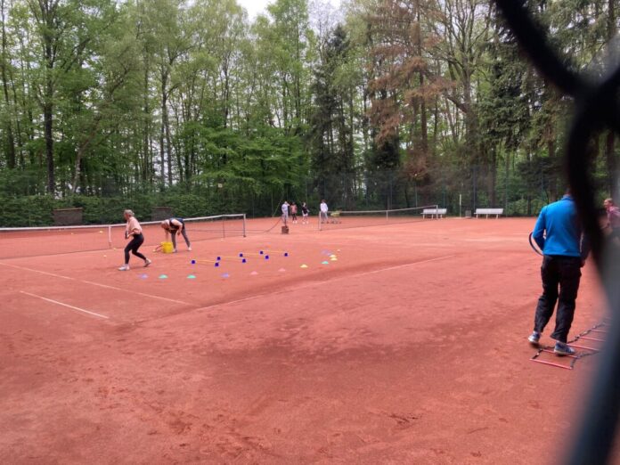 Im Außenbereich wurde wieder Tennis gespielt. Foto: Blau-Weiß Wülfrath