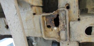 Der Unterboden des Wagens war erheblich durchgerostet und verlor Öl sowie weitere Betriebsstoffe. Foto: Polizei