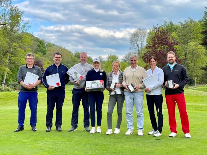Die Golfenden erspielten eine Spendensumme von 2.000 Euro. Foto: Essener Golfclub Haus Oefte e.V.