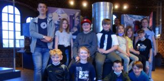 Bevor die Ausflügler in die Camera Obscura einstiegen, versammelten sie sich im Museum zur Vorgeschichte des Films zu einem Gruppenbild. Foto: Stadt Ratingen