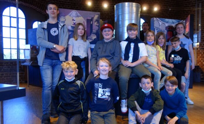 Bevor die Ausflügler in die Camera Obscura einstiegen, versammelten sie sich im Museum zur Vorgeschichte des Films zu einem Gruppenbild. Foto: Stadt Ratingen