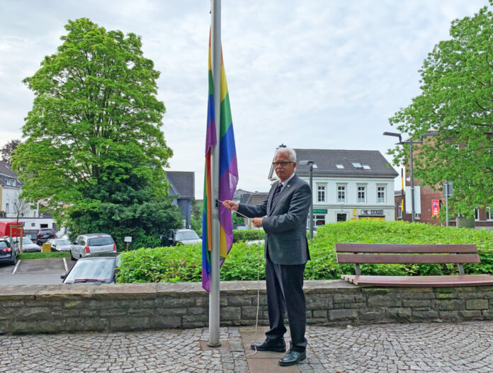 Landrat Thomas Hendele hisst die Regenbogenflagge. Foto: Kreis Mettmann