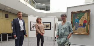 Der Dornröschenschlaf ist vorbei: Die Kreissparkasse zeigt die farbenfrohen Welten von Valentina Maldinger und Jutta Bassing - hier mit dem Leiter des Beratungs-Centers Miroslaw Lubos. Foto: Sparkasse