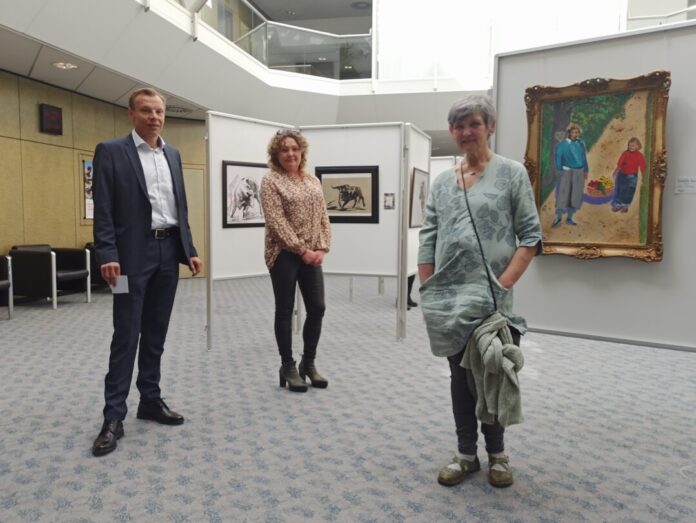 Der Dornröschenschlaf ist vorbei: Die Kreissparkasse zeigt die farbenfrohen Welten von Valentina Maldinger und Jutta Bassing - hier mit dem Leiter des Beratungs-Centers Miroslaw Lubos. Foto: Sparkasse