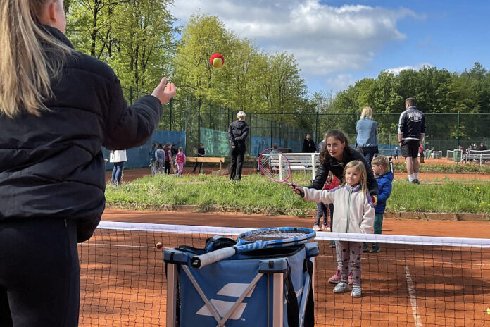 NBV_Kindertraining_2022 Kindertraining: Lotti Bodenröder hatte jede Menge Spaß und konnte schon nach kurzer Zeit erste Erfolge beim Treffen der Filzkugeln verbuchen. Foto: NBV