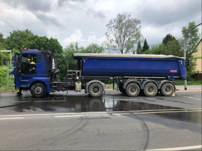 Die Fahrerkabine der Sattelzugmaschine brannte und konnte von der Feuerwehr gelöscht werden. Foto: Polizei