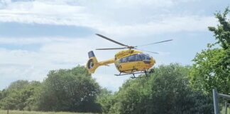 Der verletzte Radfahrer musste mit einem Rettungshubschrauber in ein Krankenhaus geflogen werden. Foto: Polizei