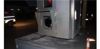 Unbekannte Tatverdächtige zündeten in Ratingen ein Radarmessgerät an. Foto: Polizei