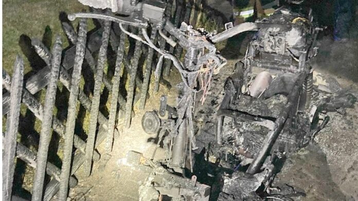 Der vom Feuer vollkommen zerstörte Motorroller. Foto: Polizei