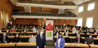 Feierliche Übergabe der Mittel aus dem PS-Zweckertrag mit Oberbürgermeister Dr. Stephan Keller und der Vorstandsvorsitzenden der Stadtsparkasse Düsseldorf, Karin-Brigitte Göbel. Foto: Photographie Ingo Lammert