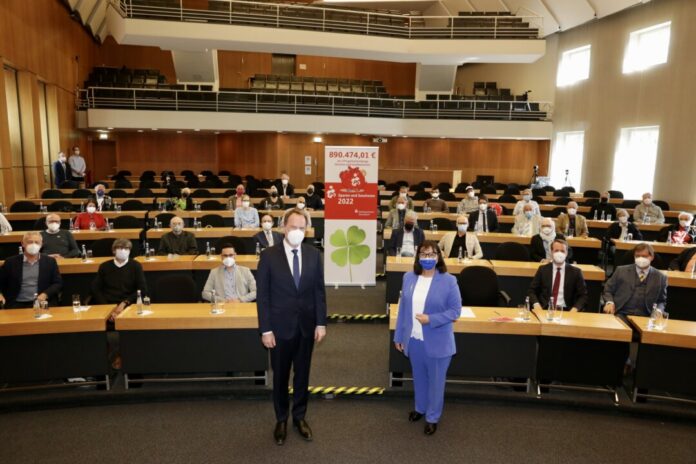 Feierliche Übergabe der Mittel aus dem PS-Zweckertrag mit Oberbürgermeister Dr. Stephan Keller und der Vorstandsvorsitzenden der Stadtsparkasse Düsseldorf, Karin-Brigitte Göbel. Foto: Photographie Ingo Lammert