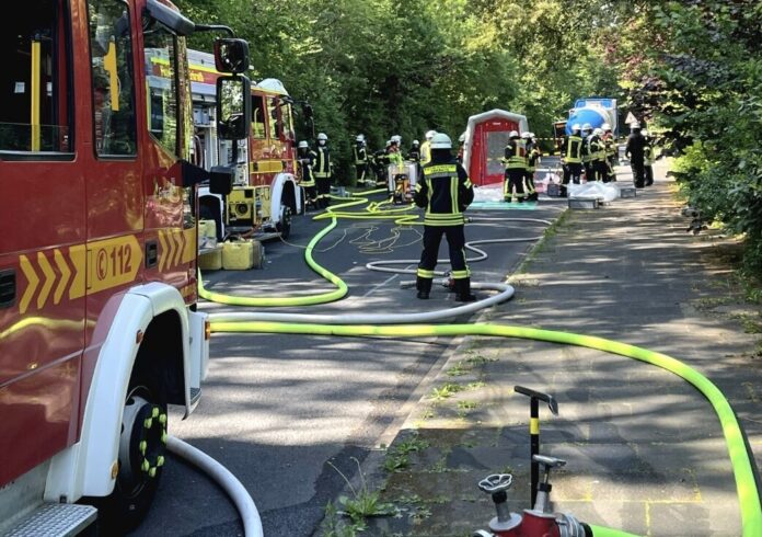 Die Feuerwehr im Einsatz Foto: FW Erkrath