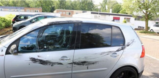 Auch die Fahrer- sowie die Beifahrerseite wurden von den unbekannten Verursachern beschädigt. Foto: Polizei