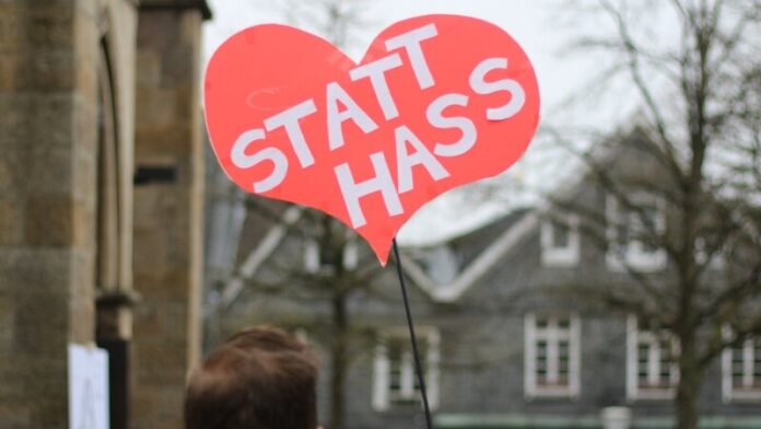 "Statt Hass" steht auf einem herzförmigen Demo-Schild. Foto: Volkmann/Archiv