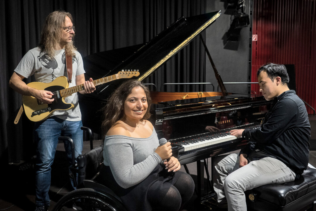 Das inklusive Jazztrio mit Sängerin Anna Reizbikh, Kontrabassist Amaru Requena und Gitarrist Philipp Kreperat spielt Jazzstandards von Summertime über Aqua de Beber bis hin zu Popsongs wie Seven Nation Army. Foto: Veranstalter