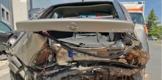 Der Calibra war erheblich beschädigt und musste abgeschleppt werden. Foto: Polizei