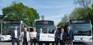 Holger Becker (Vestische), Bottrops Bürgermeister Klaus Strehl, Ministerin Ina Brandes, Hubert Jung (DSW21), Jörg Jedfeld (Kreistag Recklinghausen/Vestische), Dortmunds Bürgermeister Norbert Schliff und Werner Overkamp (STOAG) wollen ländliche Regionen an den ÖPN anbinden. Foto: VRR