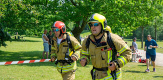 Zwei Feuerwehrleute unterwegs auf der Strecke. Foto: seeuferlauf.de/Archiv