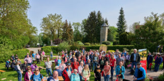 Viele Wandernde nahmen zum Start der Aktionswoche an der Tour mit dem Landrat teil. Foto: Patrick Gawandtka/Kreis ME