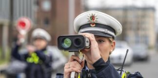 Eine Polizeibeamtin mit einem Messgerät. Foto: Polizei/Symbolbild