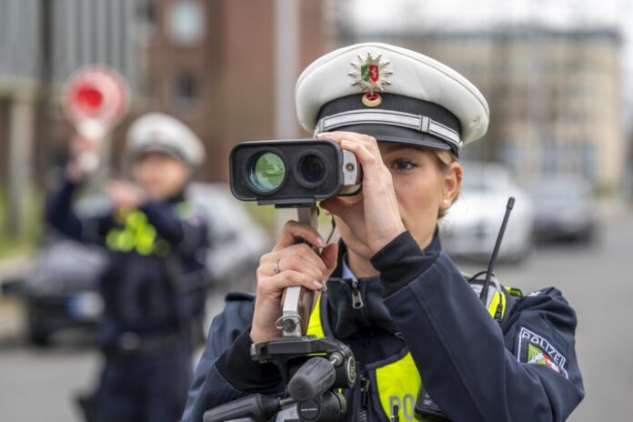 Eine Polizeibeamtin mit einem Messgerät. Foto: Polizei/Symbolbild