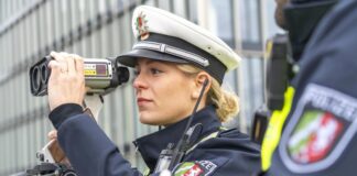 Eine Polizeibeamtin mit einem Messgerät. Foto: Polizei