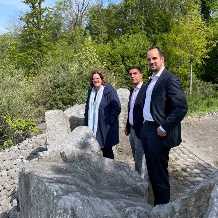 Auf Werksbesichtigung: Kerstin Griese, Cüneyt Söyler (beide SPD) und Mario Burda (Lhoist). Foto: Büro Griese